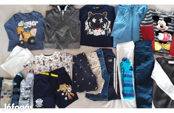 Kisfiú ruhacsomag 4-5 évesre, kabátokkal