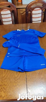 Kisfiú sportruházat 122- es.