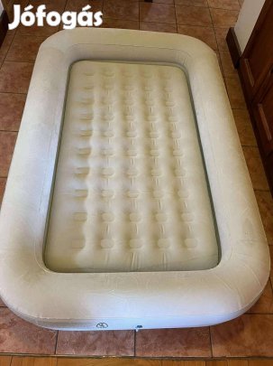 Kisgyermek felfújható utazóágy / matrac pumpával Intex 66810