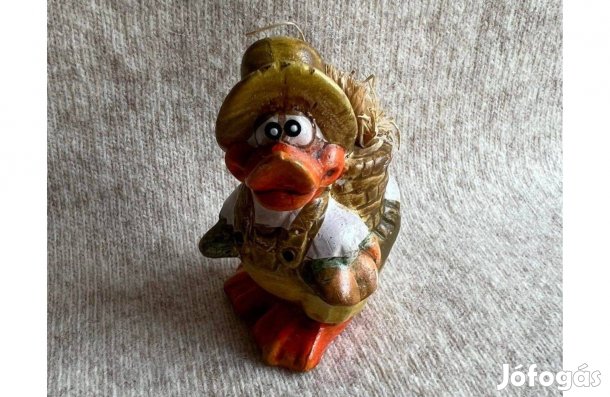 Kiskacsa rőzsével a hátán, szobor, figura, dísztárgy