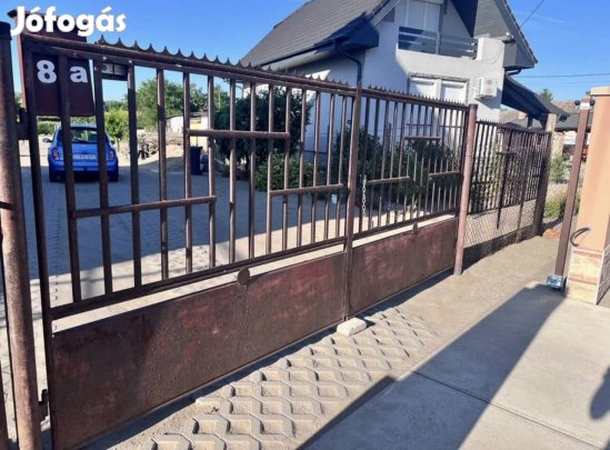 Kiskapu + nagykapuk oszlopokkal és kerítésszakaszok