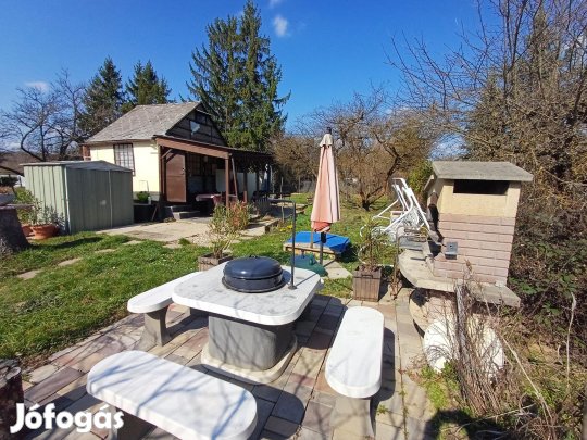 Kiskert eladó a parkerdő büféhez közel.