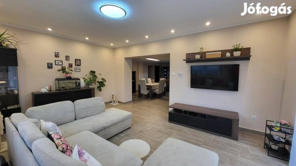 Kiskunfélegyházán teljesen felújított külön portás családi ház eladó