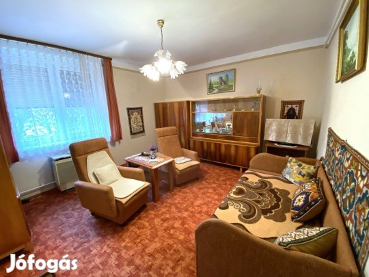 Kiskunhalas Főtéren eladó egy 1. emeleti 2 szobás lakás