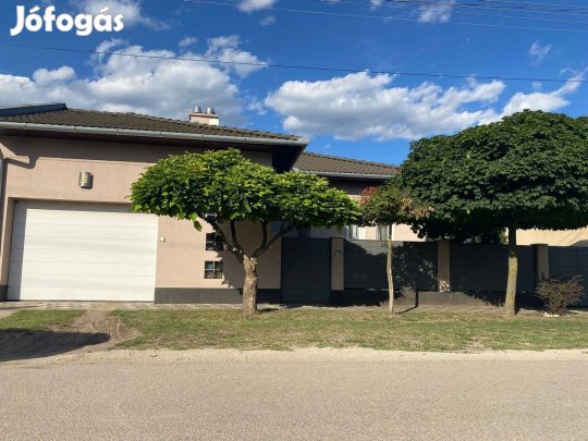 Kiskunhalas Sóstó kertváros, újszerű amerikaikonyhás családi ház!