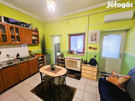 Kiskunhalas Szilády Áron utcán kertkapcsolatos kis lakás eladó!