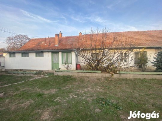 Kiskunhalas Tompa utcán 110 m2-es lakóház - melléképülettel