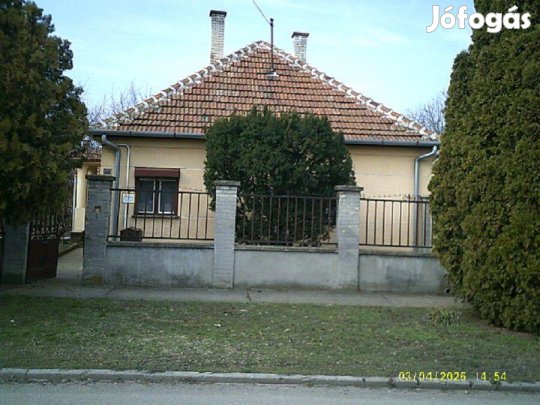 Kiskunhalas, Bajza utcában 3 szobás ház eladó