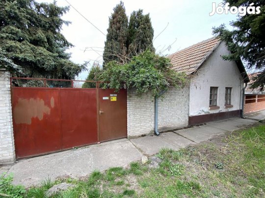 Kiskunhalas, Papíripar közelében 3 szobás családi ház nagy udvarral!