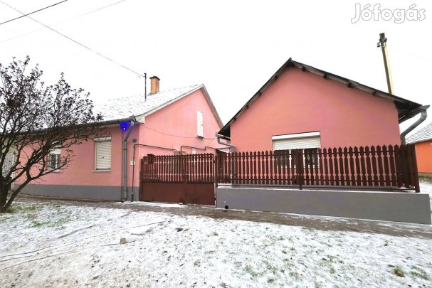 Kiskunhalas, három lakrészes családi ház eladó!