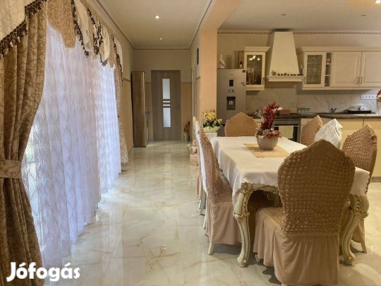 Kiskunhalas belváros 80 m2-es családi ház, 160 m2-es klub épülettel!