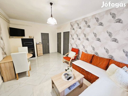 Kiskunhalas felújított, 2 lakrészes családi ház eladó!