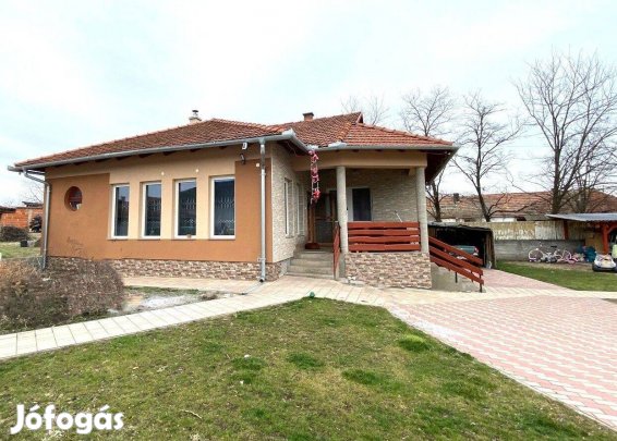 Kiskunhalas kertváros, 2 szoba + nappalis újépítésű családi ház eladó!