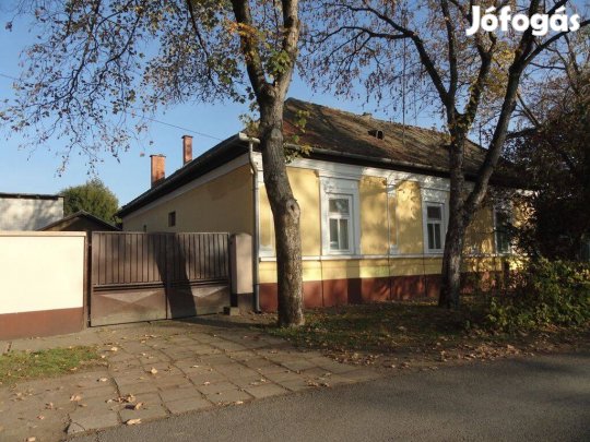 Kiskunhalas központi részén kiváló állapotú polgári ház eladó