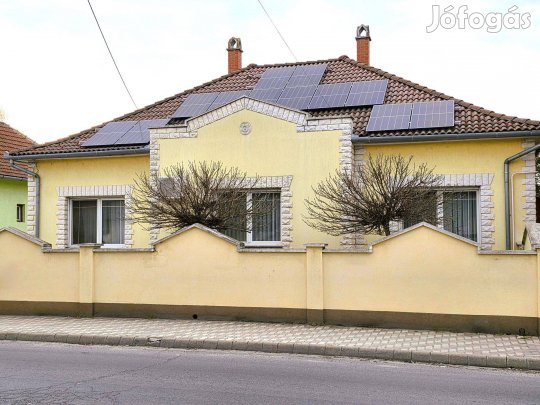 Kiskunhalas központjában felújított családi ház napelemmel, extrákkal!