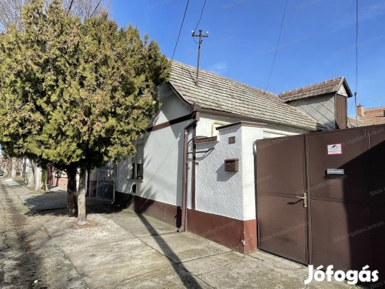 Kiskunhalas központjának közelében házrész eladó