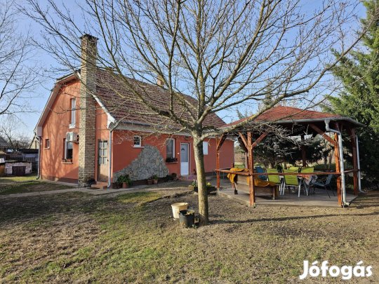 Kiskunhalas szélén jó állapotú családi ház eladó