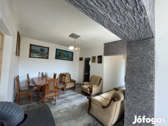 Kiskunlacháza kedvelt részén, az 51-es főút mentén, családi ház eladó