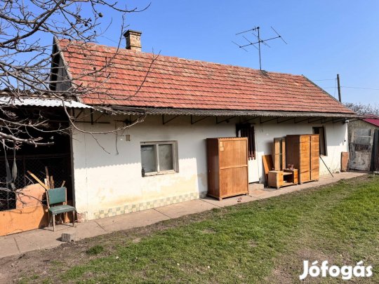 Kiskunlacházán főút közelében felújítandó ház/telek eladó