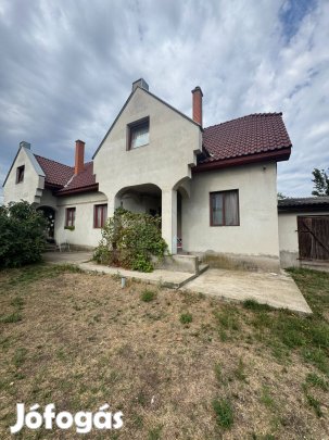 Kiskunmajsa központjához közel, 2017-ben épült ikerház mindkét része e