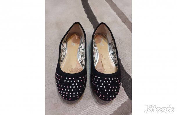 Kislány alkalmi cipő gyöngyökkel díszítve 35 méret fekete 800 Ft