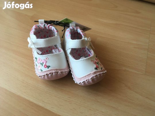 Kislány hímzett kocsicipő
