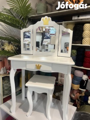 Kislány sminkasztal