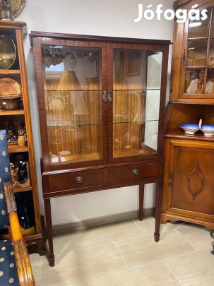 Kisméretű 2 fiókos vitrines szekrény