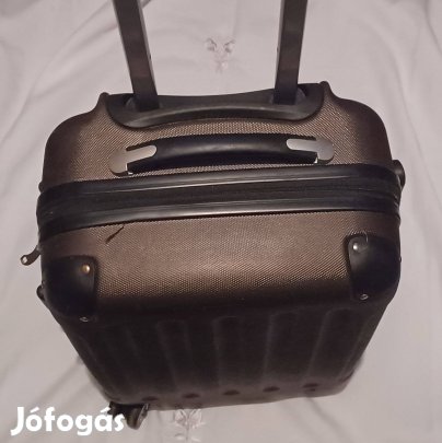 Kisméretű Barna Utazó Bőrönd 50x40x20cm