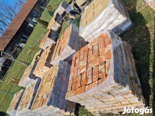 Kisméretű , pucolt tégla eladó!