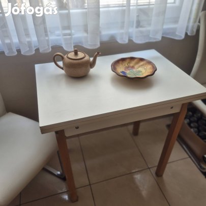 Kisméretű, kinyitható konyhaasztal eladó.