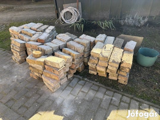 Kisméretű bontott "kémény" tégla 