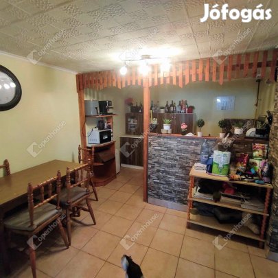 Kisméretű családi ház eladó Pápa-Kéttornyúlakon.