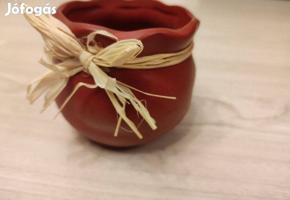 Kisméretű kerámia virágtartó bordó-piros kaspó virágcserép