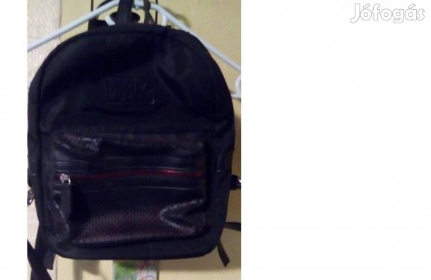Kisméretű női fekete hátizsák, megkímélt. Műbőr