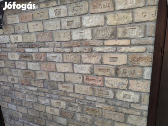 Kisméretű pucolt monogrammos bontott tégla