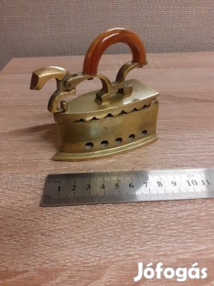 Kisméretű réz vasaló dísz gyűjteménybe 