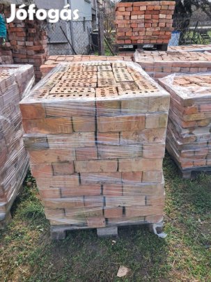 Kisméretű tégla raklapon - válogatva és nem bontott