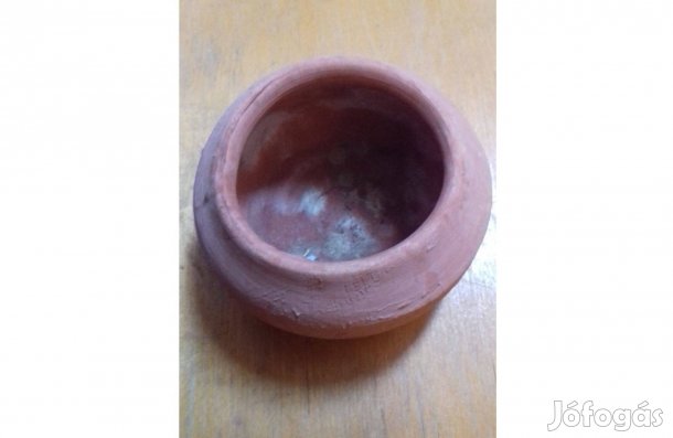 Kisméretű terrakotta agyag dísztárgy jelzéssel