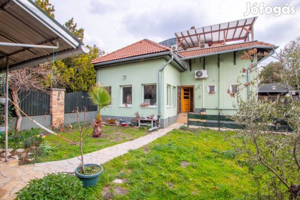 Kispesten kétszintes családi ház 180 m2, napelem, gk. beálló, stb