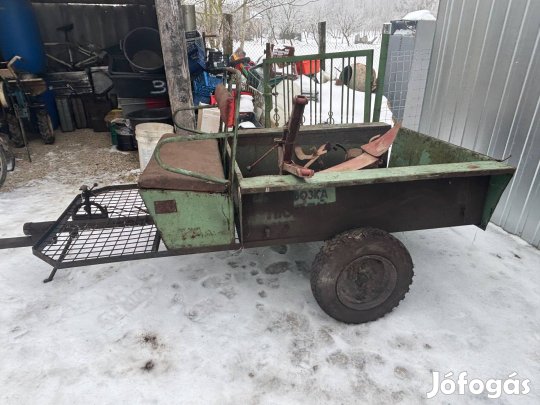 Kistraktor utánfutóval