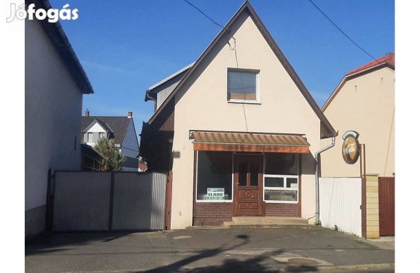 Kisvárdán a Bessenyei út 7.szám alatt eladó a Diák Cukrászda + lakás +