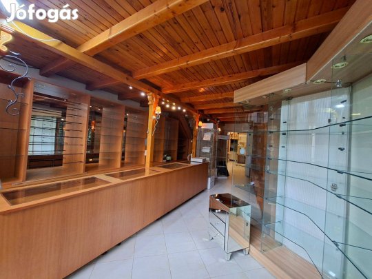 Kisvárdán kiemelt lokációban, a Szent László utca 19.szám alatt üzleth