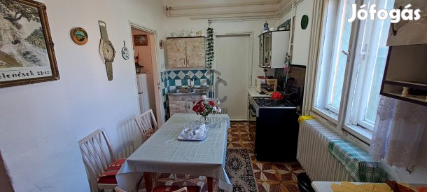 Kiszomboron tégla családi ház eladó 1682 m telekkel és külön mellékép