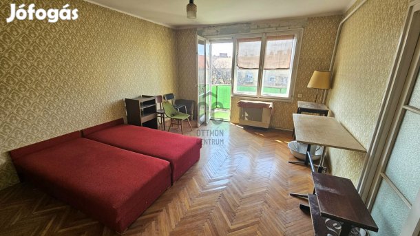 Kiszugló csendes utcájában,  2 szobás+ hallos, 4. emeleti, erkélyes té