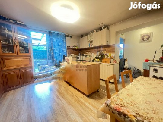 Kitűnő lehetőség Nagymaros panorámás területén, mégis a központhoz köz