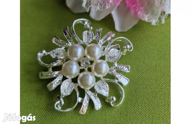 Kitűző, bross BRO106 - 45mm-es gyöngyös levél mintás penta alakú