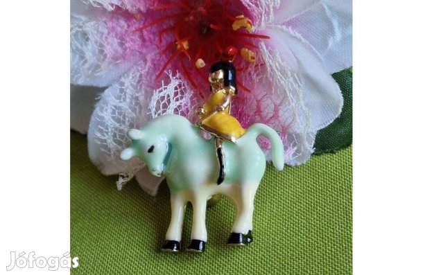 Kitűző, bross BRO158 - Tűzzománccal bevont lovagló kislány 35x48mm