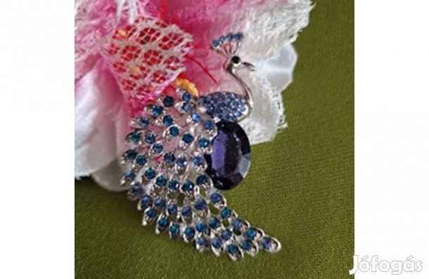 Kitűző, bross BRO174B - Strasszköves kék páva 35x55mm