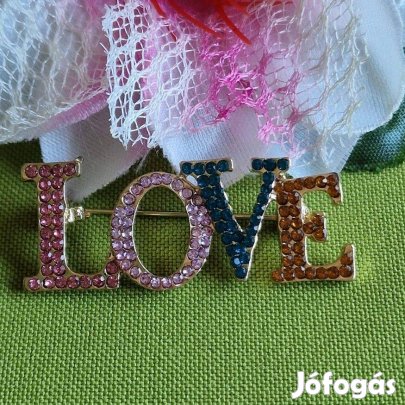 Kitűző, bross BRO213 - Strasszköves LOVE 45x18mm